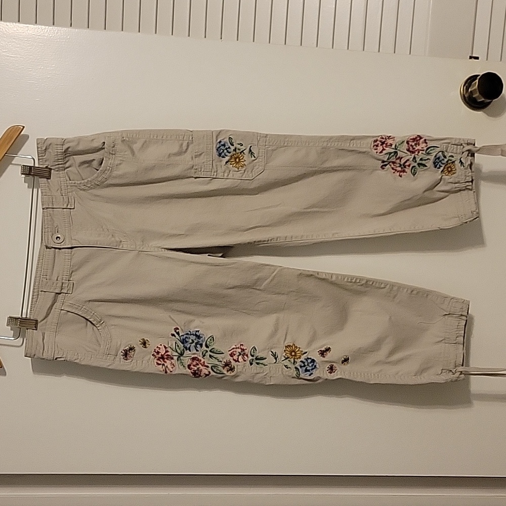 Style & Co. Embellish Capris Size 6P